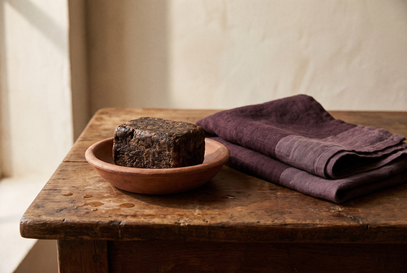 Nettoyer : savon noir dans une coupelle en terre